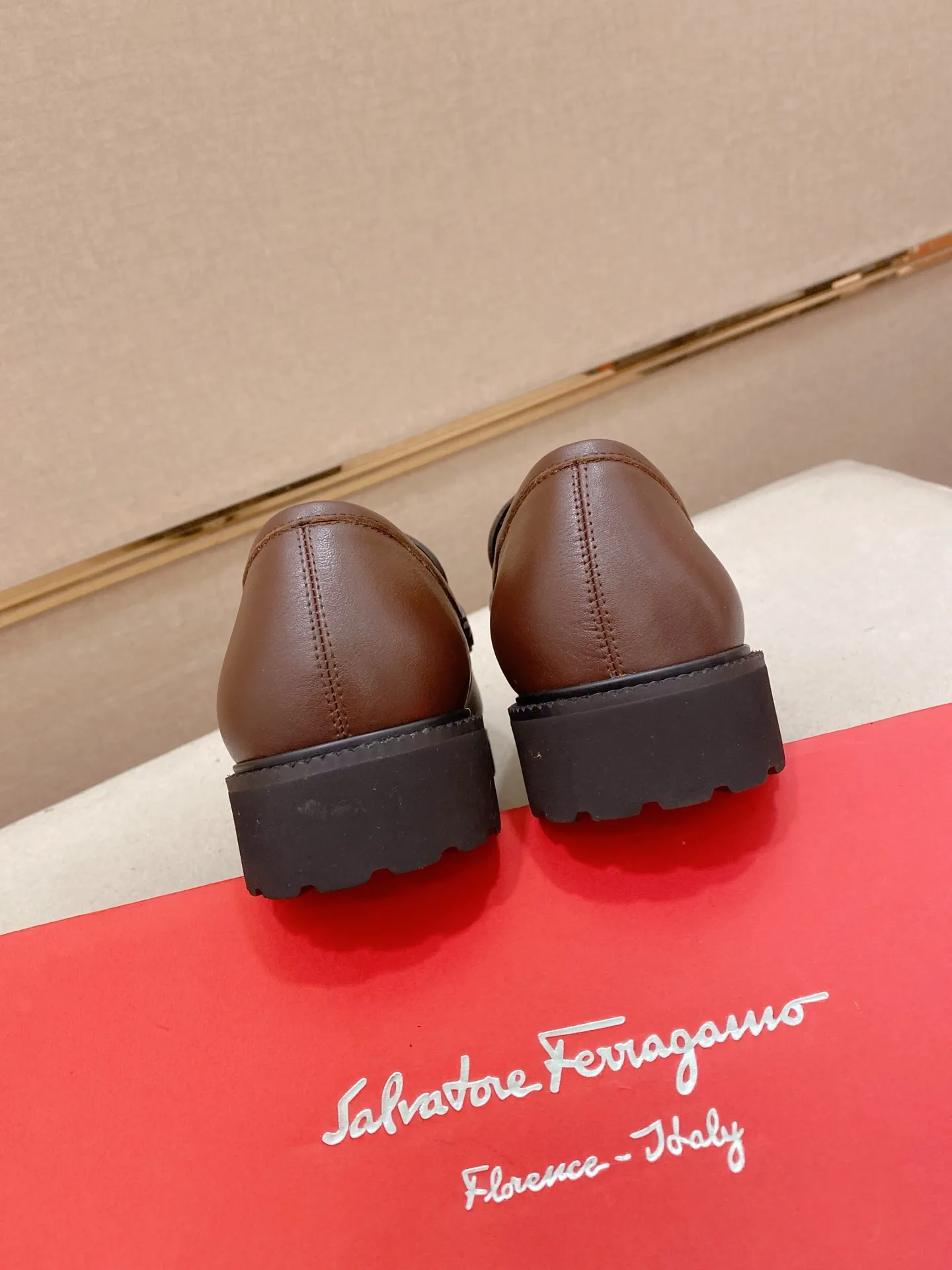 Men's shoes💰: 560💰 High version Ferragamo quality! 🆕🆕Exclusive hot-selling products in stock🔥🔥New products on the shelves, high-quality shoes, high-end driving shoes, with complete packaging! 💪 💪 Material: imported patented cowhide 🐂 + imported high-quality water-dyed cowhide lining + wear-resistant outsole 👍🏻👍🏻 Features: high-end and comfortable, purely handmade 🚀 🚀 Create the perfect shoes that suit you best 🔥 🔥 Size: (38-44) Can be customized 45 non-returnable!